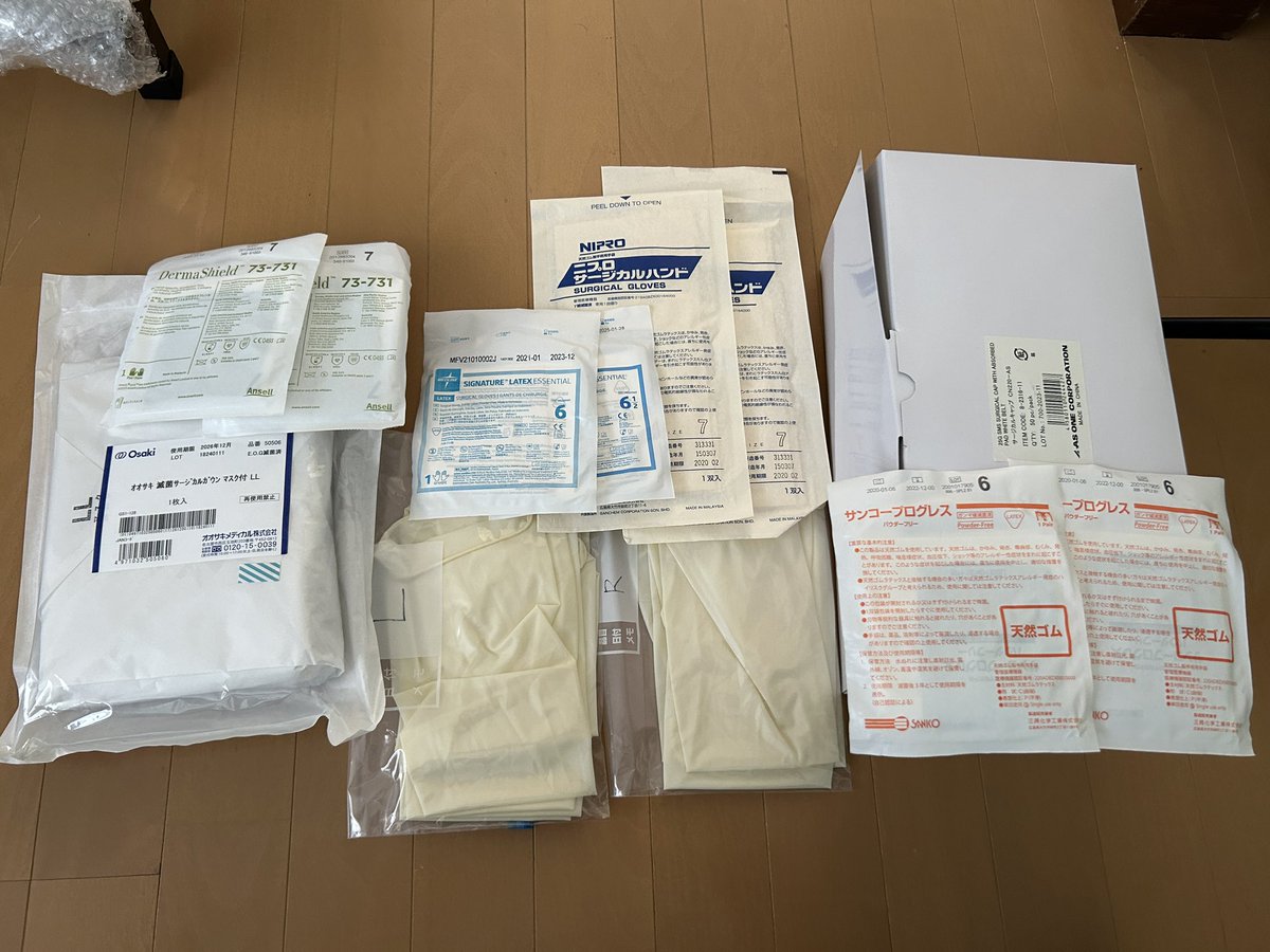 最近フェチ活してないけどロングゴム手袋(医療用)やガウンとサージカルキャップも導入しています。これで解剖プレイや給食着プレイも面白く出来そう。

#給食着 #給食着フェチ #ガウン #ゴム手袋 #ゴム手袋フェチ #マスクフェチ #解剖