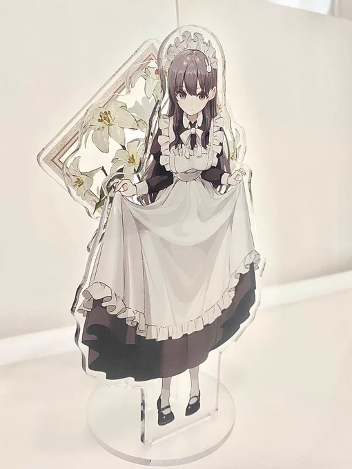 立体アクリルフィギュア届いた、デカくて清楚、イラストにそのまま奥行つけた感じになってて最高です