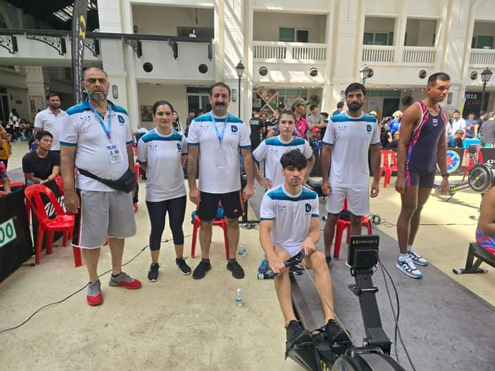 rjsalmanfm101's tweet photo. یہ بھی ہمارے ہی لوگ ہیں انکو بھی عزت اور انعام دیجیے
🙏 
Pakistan Rowing team won 3 Gold medal 3 Silver and 2 Bronze medals in Asian Indoor Rowing Championship Penang Malaysia 
A total 17 Teams participated in Championship https://t.co/keTkgbC039