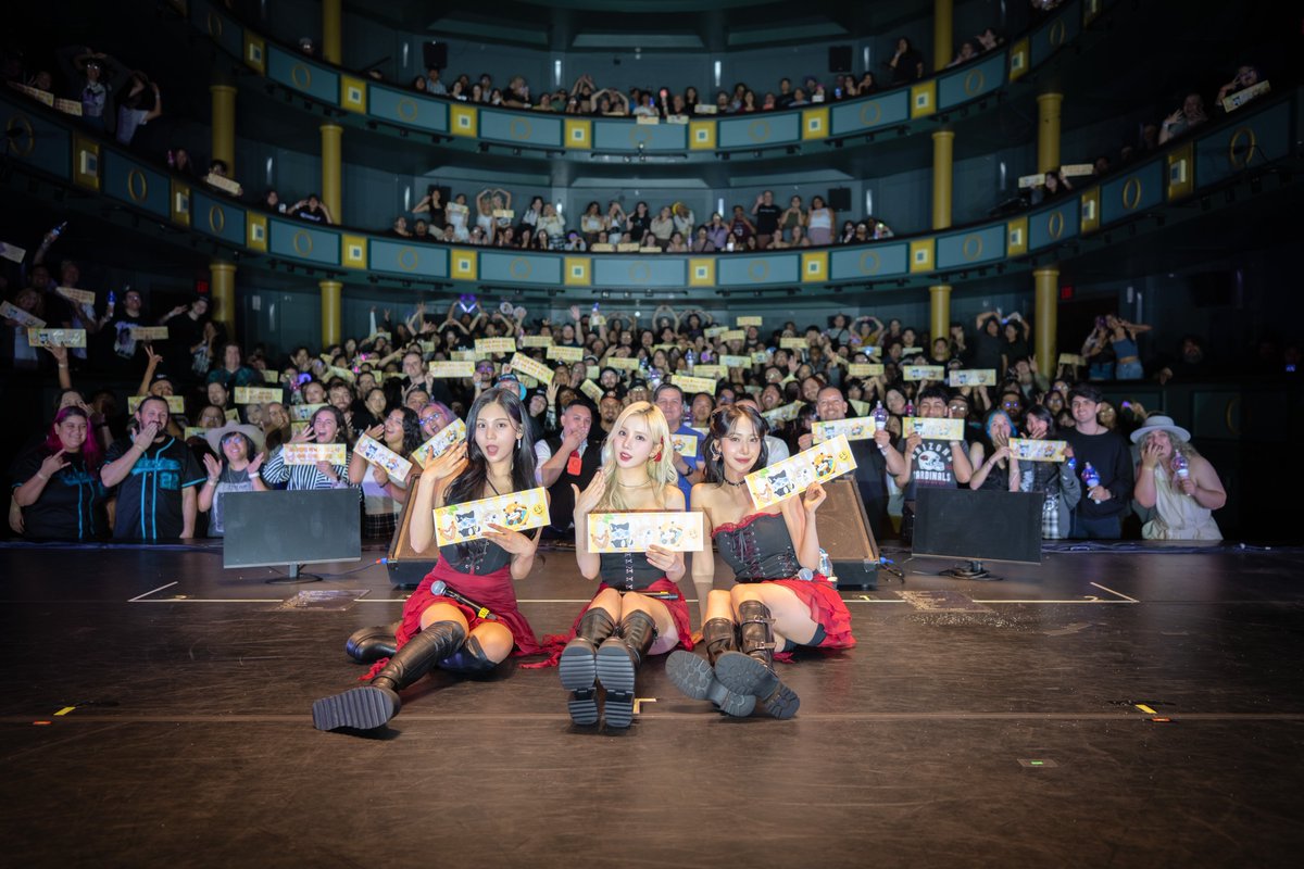 VIVIZ_official's tweet photo. [#VIVId_dayZ] 📸

2024 VIVIZ WORLD TOUR [V.hind : Love and Tears] in PHOENIX 완료✨

나비가 보내준 함성으로 뜨거워진 오늘 공연❤️‍🔥 오늘도 고마워요🦋

#VIVIZ #비비지
#EUNHA #은하 
#SINB #신비 
#UMJI #엄지
#Vhind_LoveandTears 
#HOOOOT https://t.co/88FapaXCZc