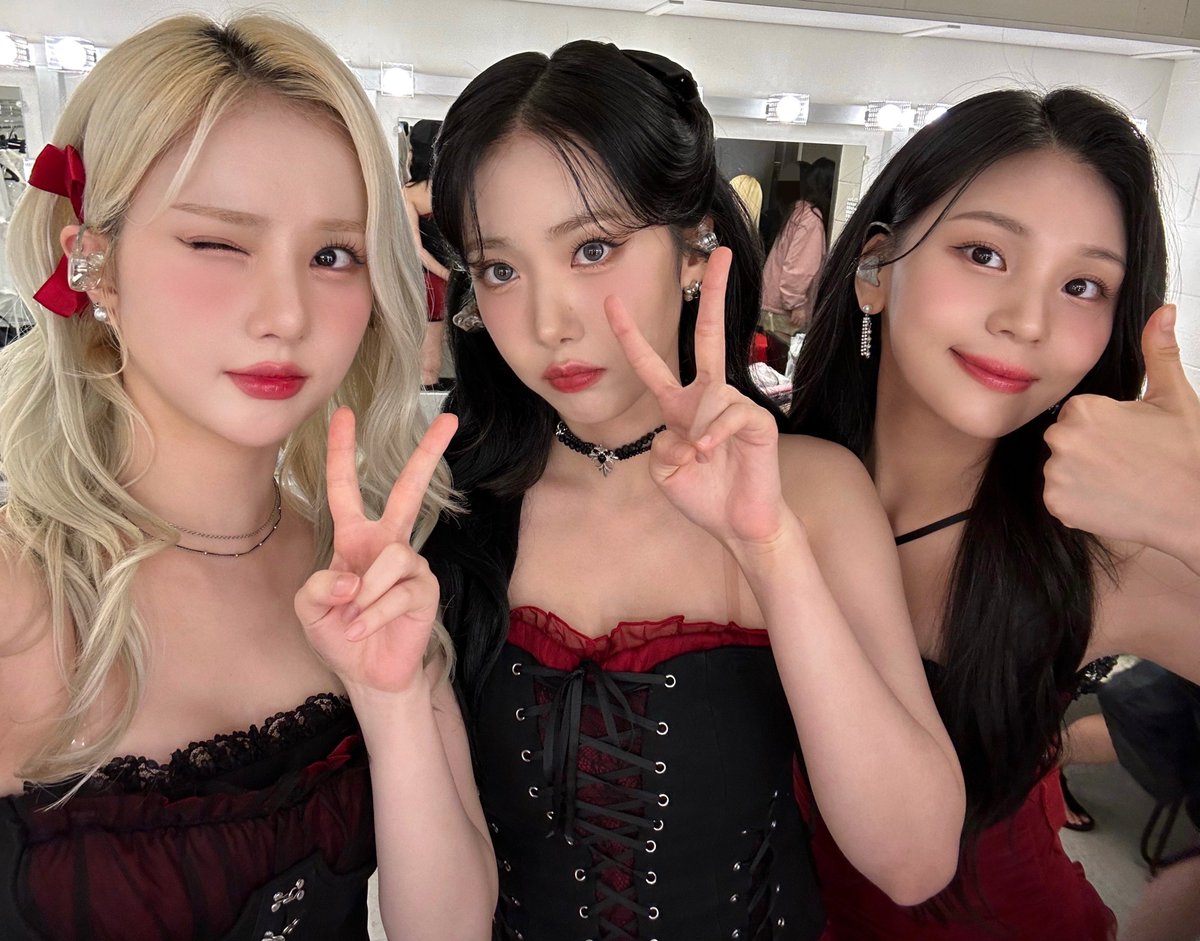 VIVIZ_official's tweet photo. [#VIVId_dayZ] 📸

2024 VIVIZ WORLD TOUR [V.hind : Love and Tears] in PHOENIX 완료✨

나비가 보내준 함성으로 뜨거워진 오늘 공연❤️‍🔥 오늘도 고마워요🦋

#VIVIZ #비비지
#EUNHA #은하 
#SINB #신비 
#UMJI #엄지
#Vhind_LoveandTears 
#HOOOOT https://t.co/88FapaXCZc