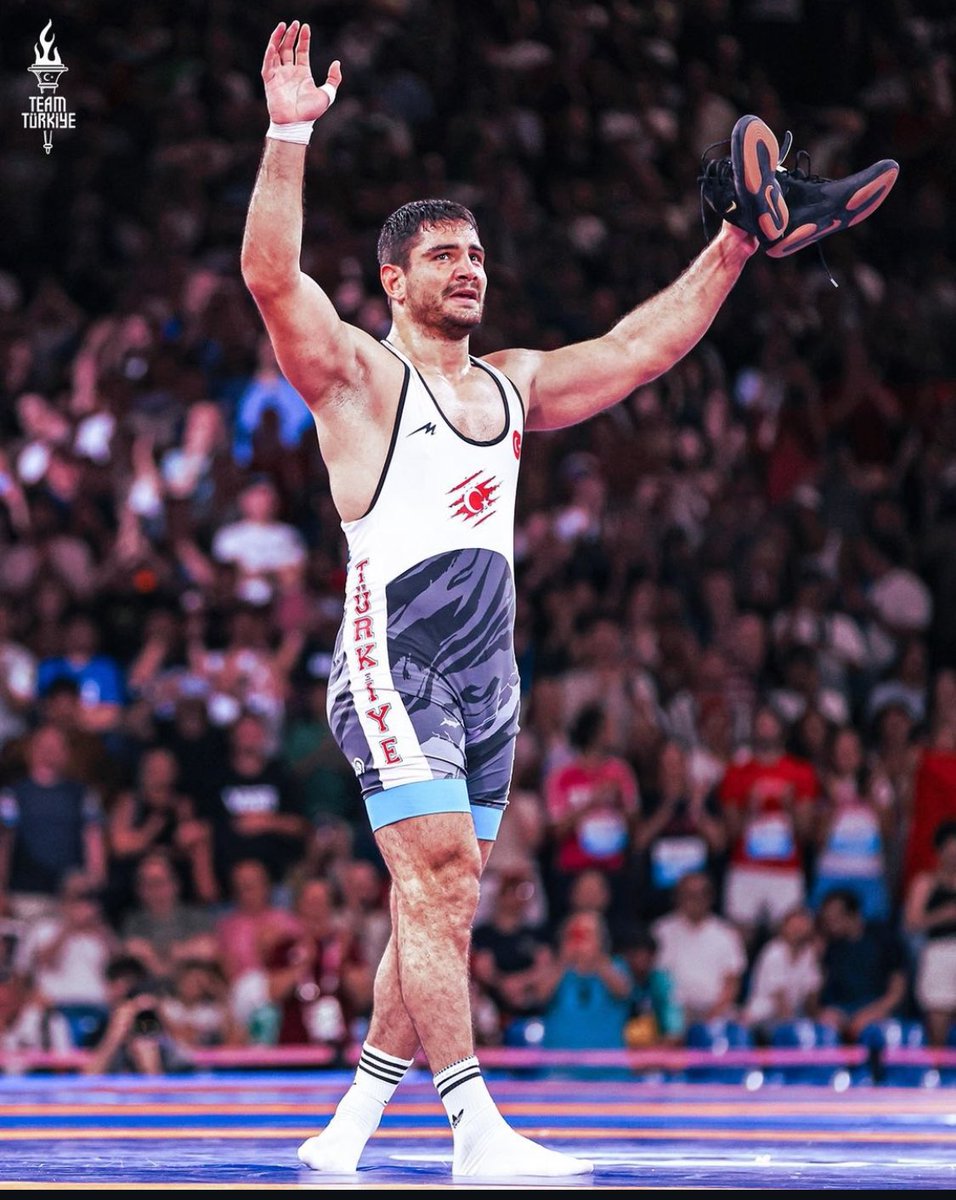 Hayatta her güzel şeyin bir sonu olduğu gibi dün itibariyle spor kariyerimin de sonuna geldik.Çok duygusal günler geçiriyorum..Sivas’ta babamızın sayesinde evin ortasında abimle güreşerek başlayan spor hayatım Paris Olimpiyat oyunlarında son buldu..Güreş hayatımı ;
•1 OLİMPİYAT