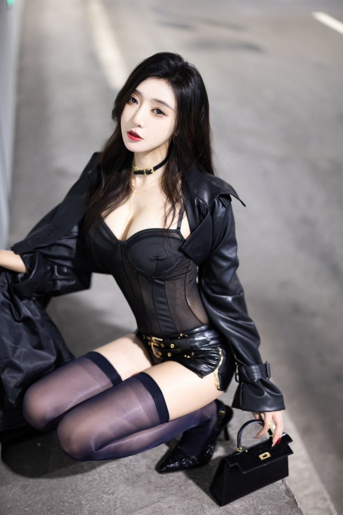 别睡了 没我的觉你睡不明白

#stockingsgirl #stockinglegs 
#stockings 
#agentprovocateur #christianlouboutin 
#blackstockings #stockinglovers #legs https://t.co/VJTCBpxAlO