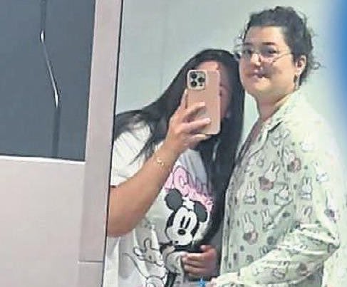 24 yaşındaki Aleyna Bozkurt, Hollanda’da yaşıyordu ve fazla kilolarından kurtulmak amacıyla İzmir’deki özel bir hastanede ameliyat oldu. Ancak taburcu olduktan sonra fenalaşarak hayatını kaybetti.