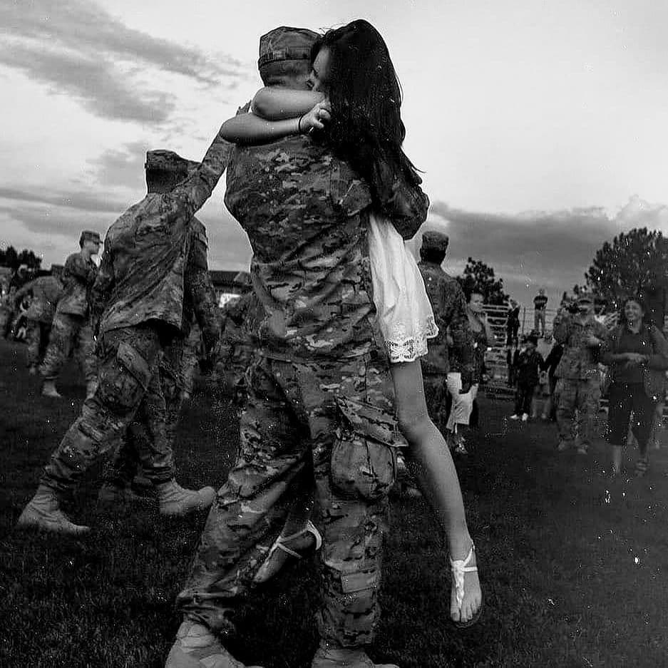 Hər limanda bir sevgilimiz yoxdur ki, bizə əl yelləsin. Biz Əsgərik, bizi dağlar ağlasın.