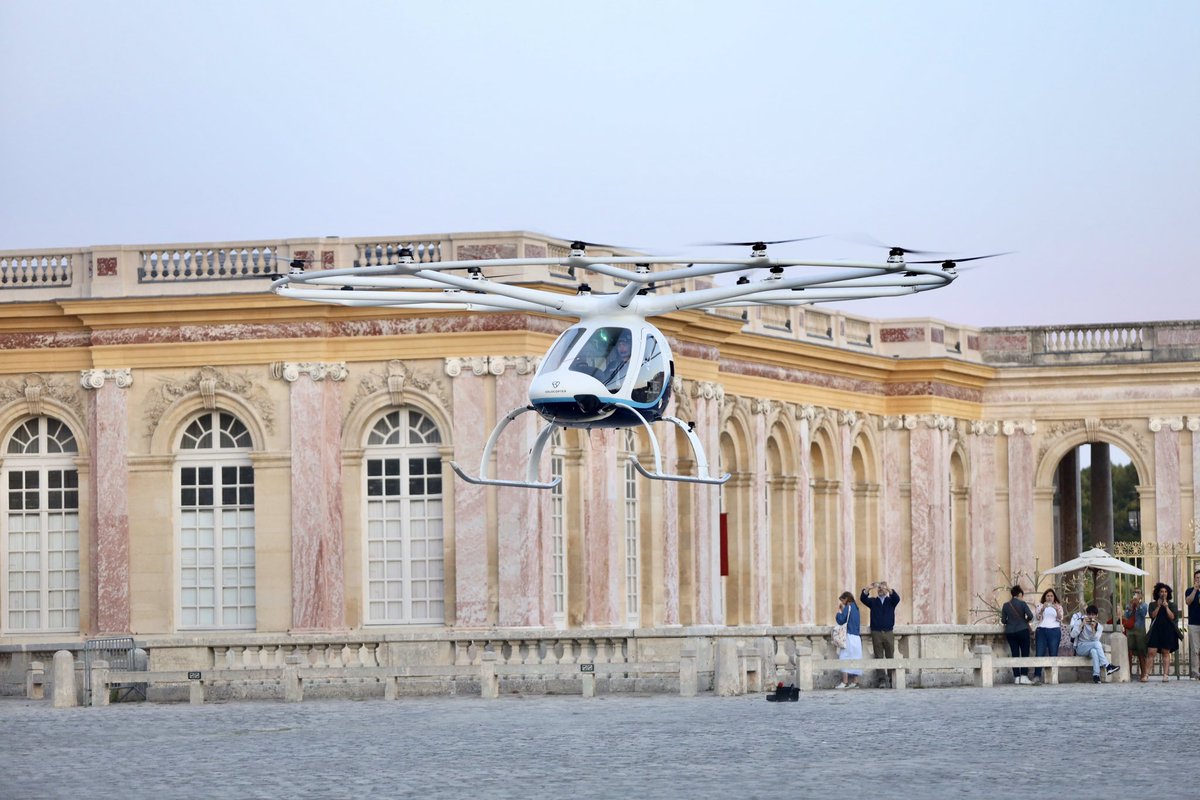 En 1783, le #ChâteauDeVersailles accueillait le 1er vol d’une montgolfière. En 2024, c’est un #eVTOL qui décolle depuis le Grand Trianon. Cette première montre la capacité de cet appareil électrique à opérer avec agilité, caractéristique essentielle pour le secours à personnes.