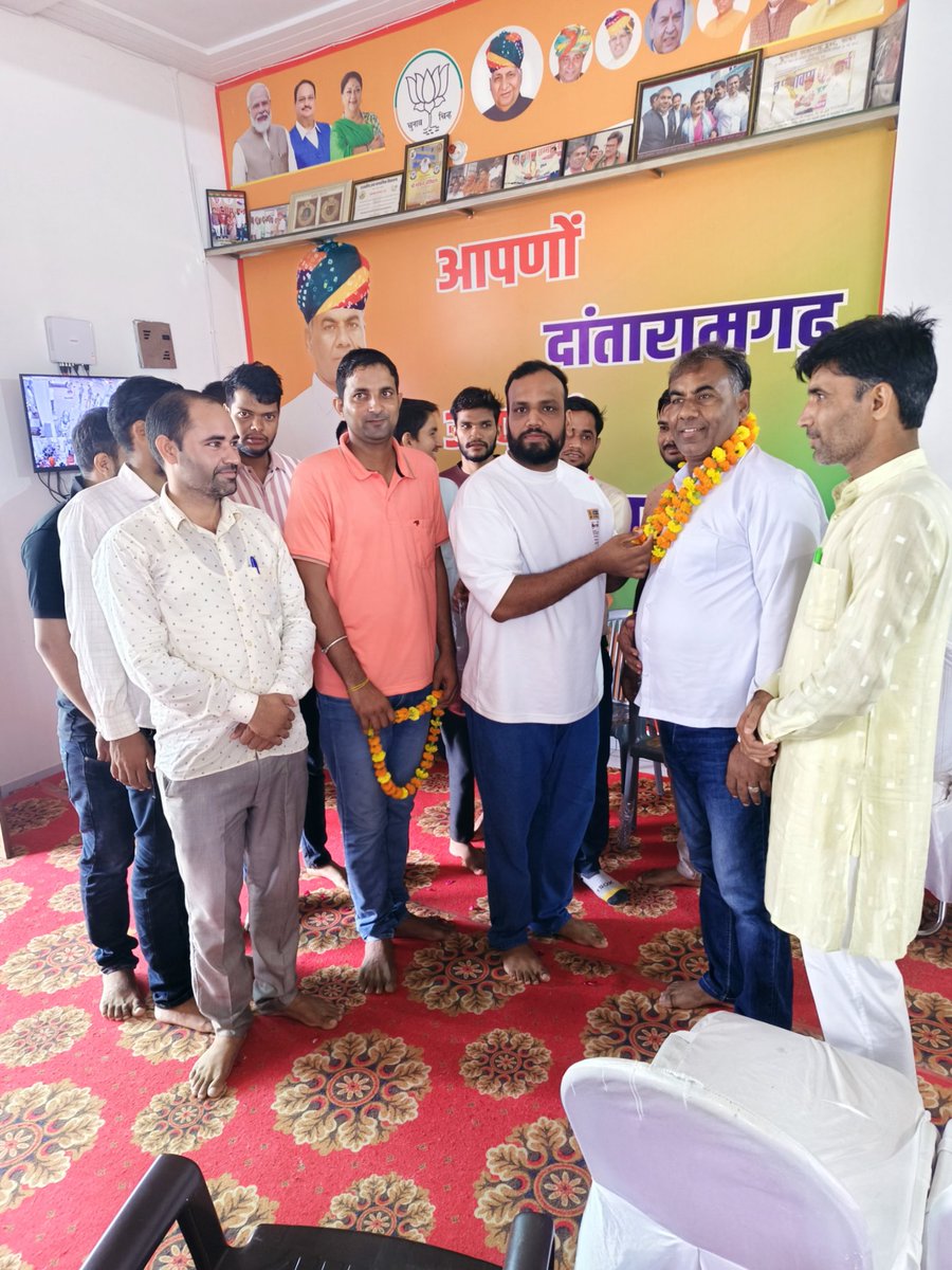 ajaykumawat5's tweet photo. आज सीकर जिले के पलसाना ब्लॉक के कंप्यूटर अनुदेशकों ने दांतारामगढ़ से विधायक प्रत्याशी श्रीमान गजानंद जी कुमावत को सरकारी विद्यालय में कार्यरत कंप्यूटर अनुदेशकों के कैडर को रिव्यू करवाने, कंप्यूटर अनुदेशक का पदनाम कंप्यूटर शिक्षक करवाने व वेतन विसंगति को लेकर रविवार को ज्ञापन दिया https://t.co/u9qhPQjGWI