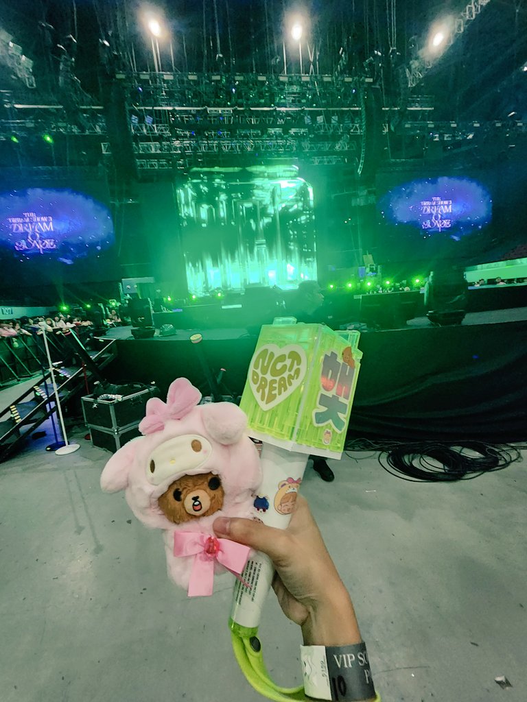 extended for last stop. #THEDREAMSHOW3_in_MNL see u in a bit dreamies ♡