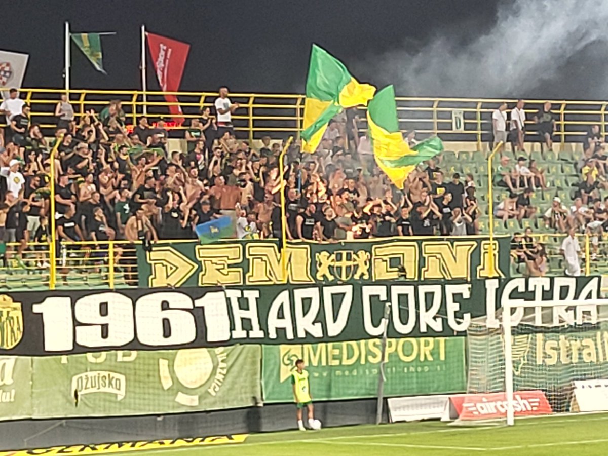 Gabbevdzwan's tweet photo. Even een potje meepakken in de Kroatische HNL divisie! NK Istria vs HNK Gorica. Leuk klein stadion, 7 euro per ticket en een mooie groe0 fanatieke supporters! Eindstand 2-1! Mooi om mee te maken met m'n jongens. https://t.co/gPEepZMle4