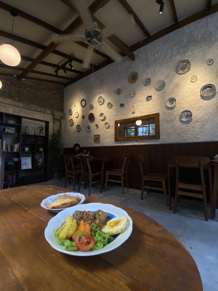 biskims's tweet photo. Seperti kembali ke masa lalu, "Eyang Tun"  kedai kecil di tengah kota ini menyajikan masakan indies seperti bistik, kap salon, dan songgobuwono. Sangat suka dengan penataan layoutnya, kecil nan hangat. Cocok untuk ngobrol sore-sore. Klo ksini lbh baik naik motor ya. https://t.co/E6ZKfvsLhu