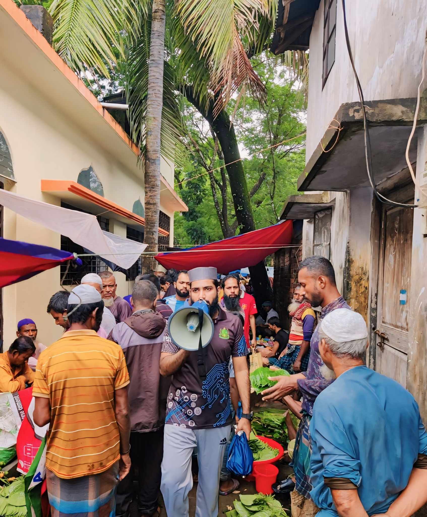 আমতলীতে বাজার মনিটরিং ও ট্রাফিকের দায়িত্ব পালন করেছে শিক্ষার্থী ও স্বেচ্ছাসেবকরা