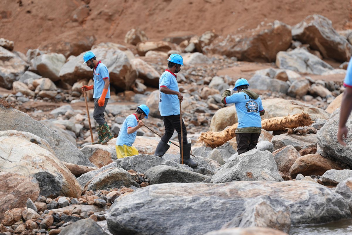 JIHMarkaz's tweet photo. "The best among you are those who bring the greatest benefit to others." - Prophet Muhammad ﷺ 
Our volunteers are tirelessly working in the landslide-affected areas of #Wayanad.  

May Allah accept their efforts and grant relief to the victims. 

#WayanadLandslide https://t.co/nZx4ub0wuQ