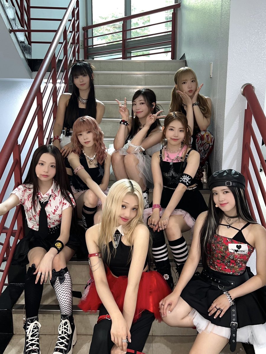 UNIS_offcl's tweet photo. 오늘은 인기가요에서 너만 몰라를 보여드렸는데요!! 너무 예쁜 세트와 함께 해서 더욱 무대가 빛나고 멋있었던 것 같아요😎 나날이 늘어가는 엡떠의 응원법에 아주 뿌듯하고 다음을 기대하게 만드네요😆😆 항상 큰 목소리로 응원해 주셔서 정말 감사드립니다🙇🏻‍♀️ 다음주도 잘 부탁해 엡떠 🖤❤️

#inkigayo #인기가요
#UNIS #유니스
#HYEONJU #진현주
#UNI_Story 
#CURIOUS #너만몰라