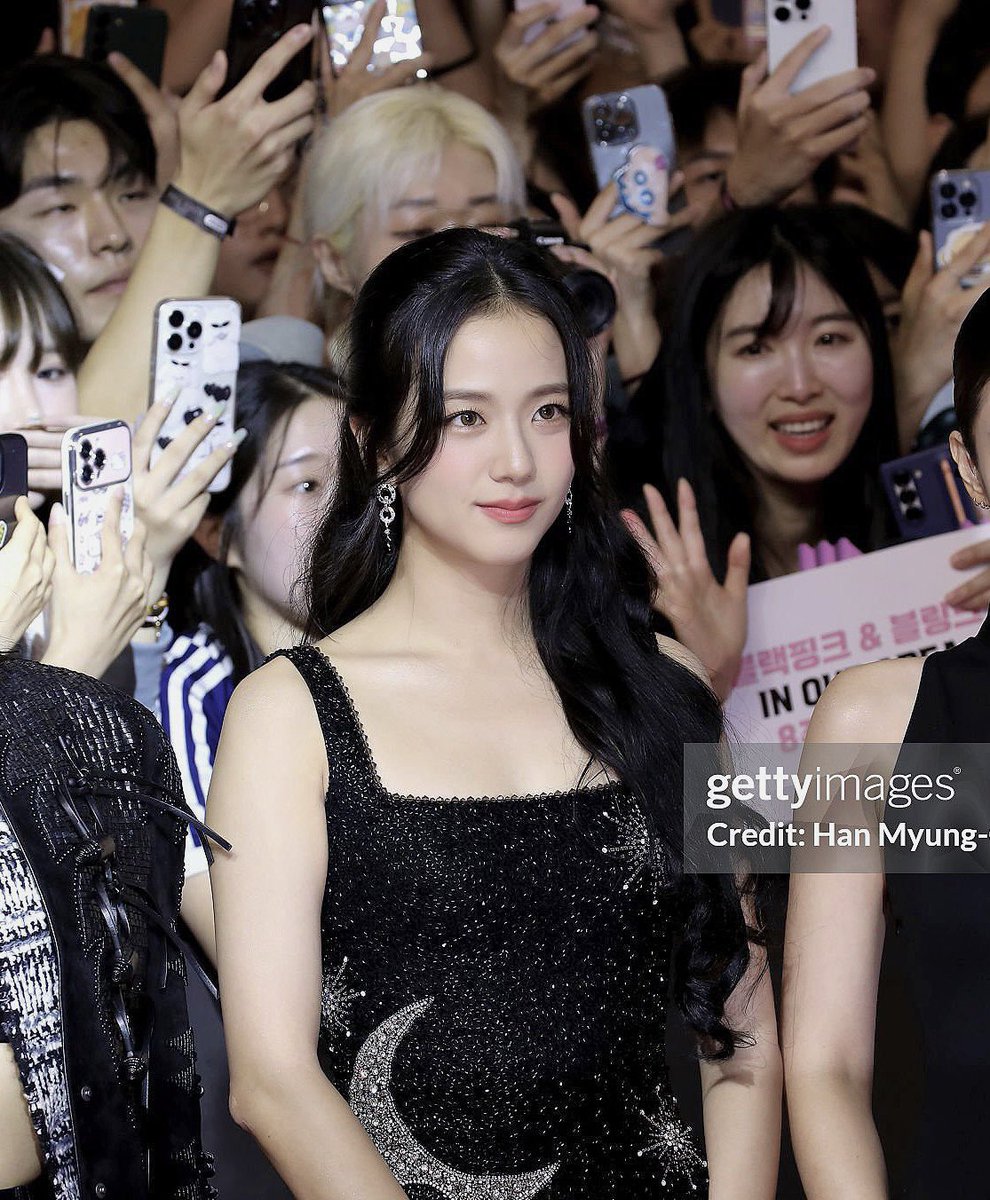 CHUCARTIERDI0R's tweet photo. jisoo has her own glow https://t.co/bZuLUuWshn