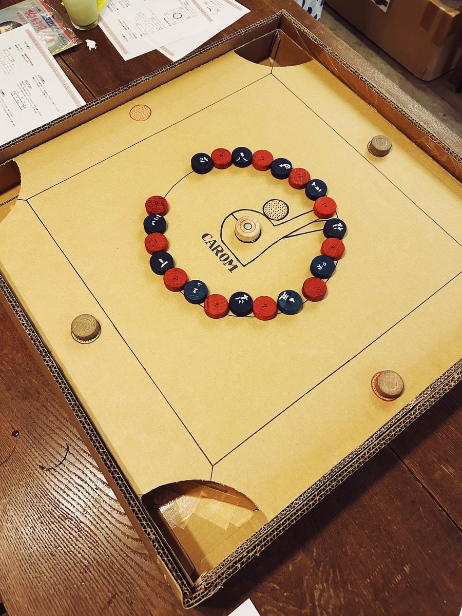 Memento423's tweet photo. ビッカフェできのこちゃんのワークショップ。エジプトのボドゲで遊ぶ。横須賀の児童館にもあった、おはじきとビリヤードの複合遊戯「カロム」に、センリツ率いる多国籍軍団とスカラベ率いるメジェド軍団が熱い位置替えバトルを繰り広げた古代のすごろく「セネト」のふたつ。シンプルながら奥が深い。 https://t.co/qzntA7w8bU