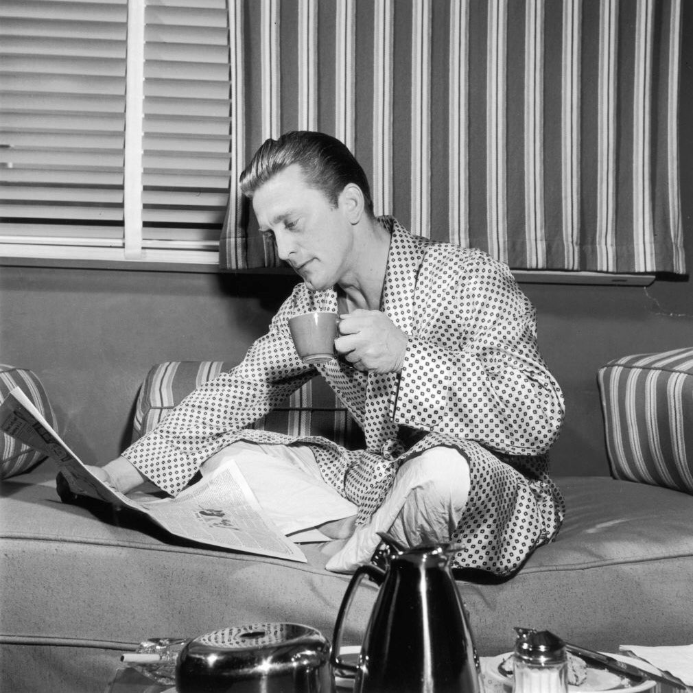 eosi_live's tweet photo. THINGS YOU CAN DO WHILE LISTENING TO EOSI 
N0.2 Crack the coffee beans, just like Kirk Douglas. #SundayMorning https://t.co/mYOnkqJobf