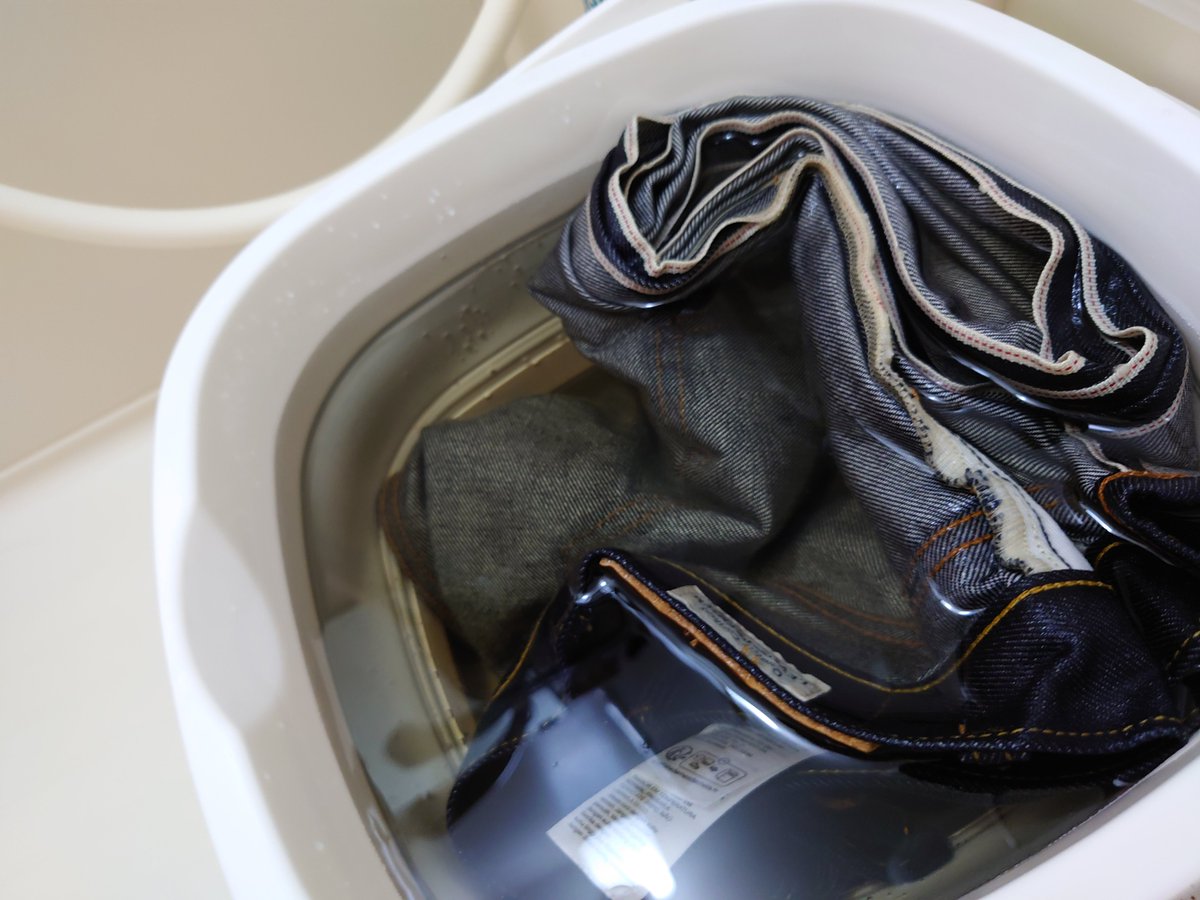 tefutehu's tweet image. 1時間後がこちら。すーごい良い色、うまそー。絶対飲みたくない。 #levis #levis501 #生デニム #リジッドデニム #糊落とし