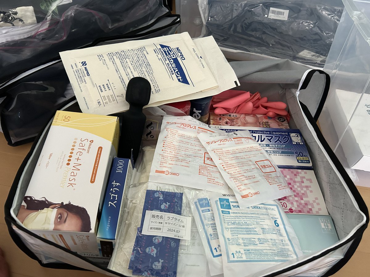 フェチ活グッズが増えてきたので整理。
これは衣装以外のサージカル関係の物と搾精キットすべて。