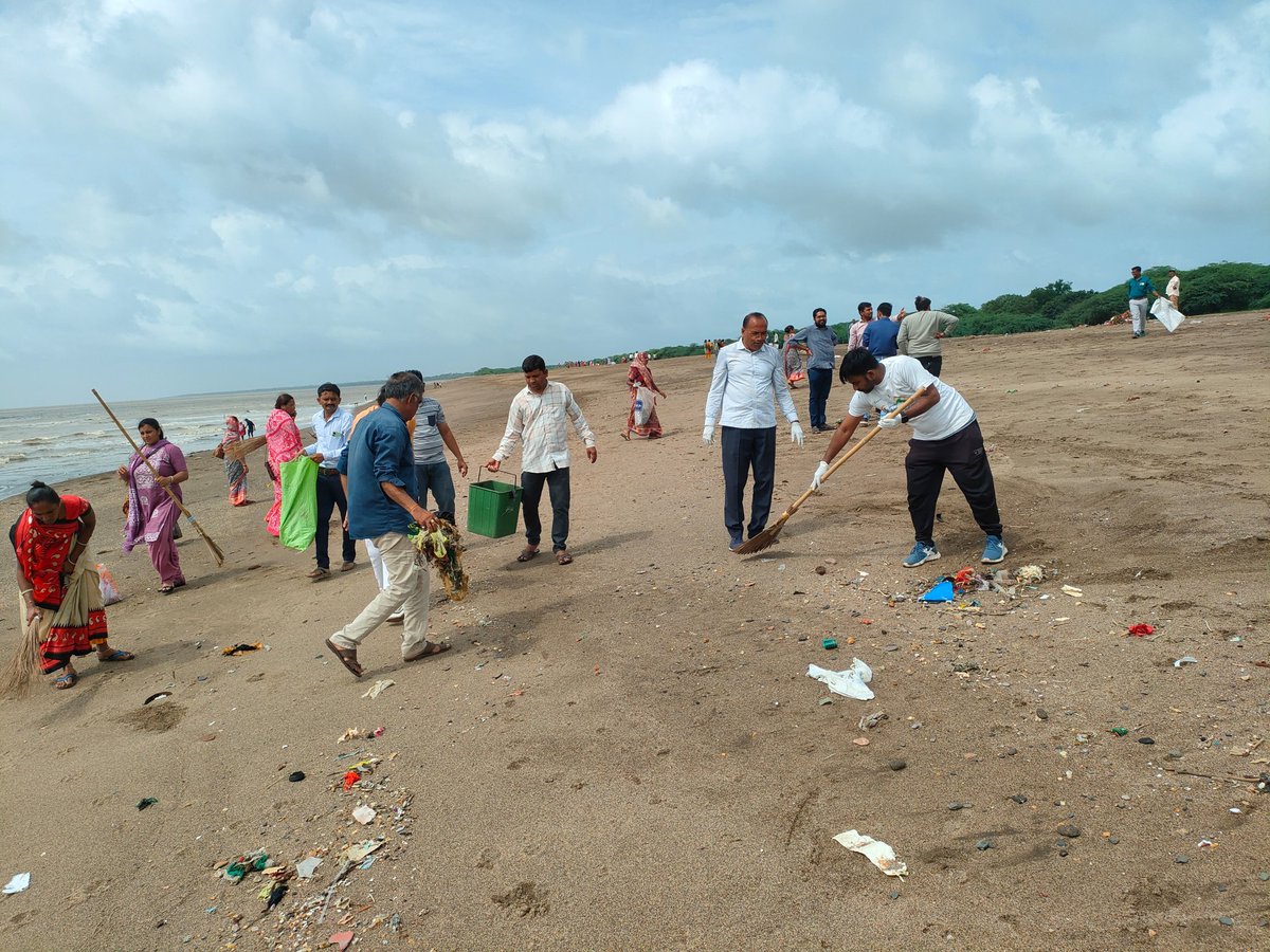 TDOBhavnagar's tweet photo. માન.વડાપ્રધાનશ્રી દ્વારા શરુ કરાયેલ હર ઘર તિરંગા અભિયાન અંતર્ગત ભાવનગર તાલુકાના આઇકોનીક પ્લેસ નિષ્કલંક મહાદેવ મંદિર દરિયાકિનારાની સ્વચ્છતા તેમજ તિરંગા યાત્રાનું આયોજન કરવામાં આવ્યું. #HarGharTiranga
@CMOGuj @Collectorbhav @BhavnagarDdo @bhavnagar_sdm @DyDDOBhavnagar @InfoGujarat https://t.co/mdubqRPhIX
