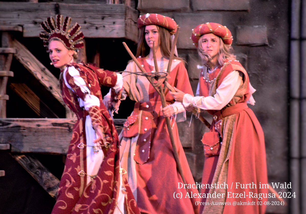 “Ritterin”と言うのは騎士を意味する男性名詞 Ritterの女性名詞バージョンですが、あくまでもコレはニックネームであり彼女は自ら馬を駆って戦う類いの『姫騎士』ではありません。
が、今期あらためて彼女がただのお姫様“Prinzessin” では無いと印象付ける演出が加わりました！(初見でかなり沸いた✨)