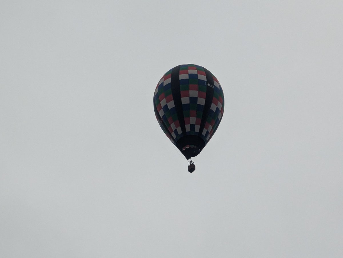 And here's some of this morning's mass ascent which also saw some balloons land in the arena from afar, and the National Balloon Championship balloons make an appearance too. What a final day so far! 
shorturl.at/eP8E9

#bristolinternationalballoonfiesta