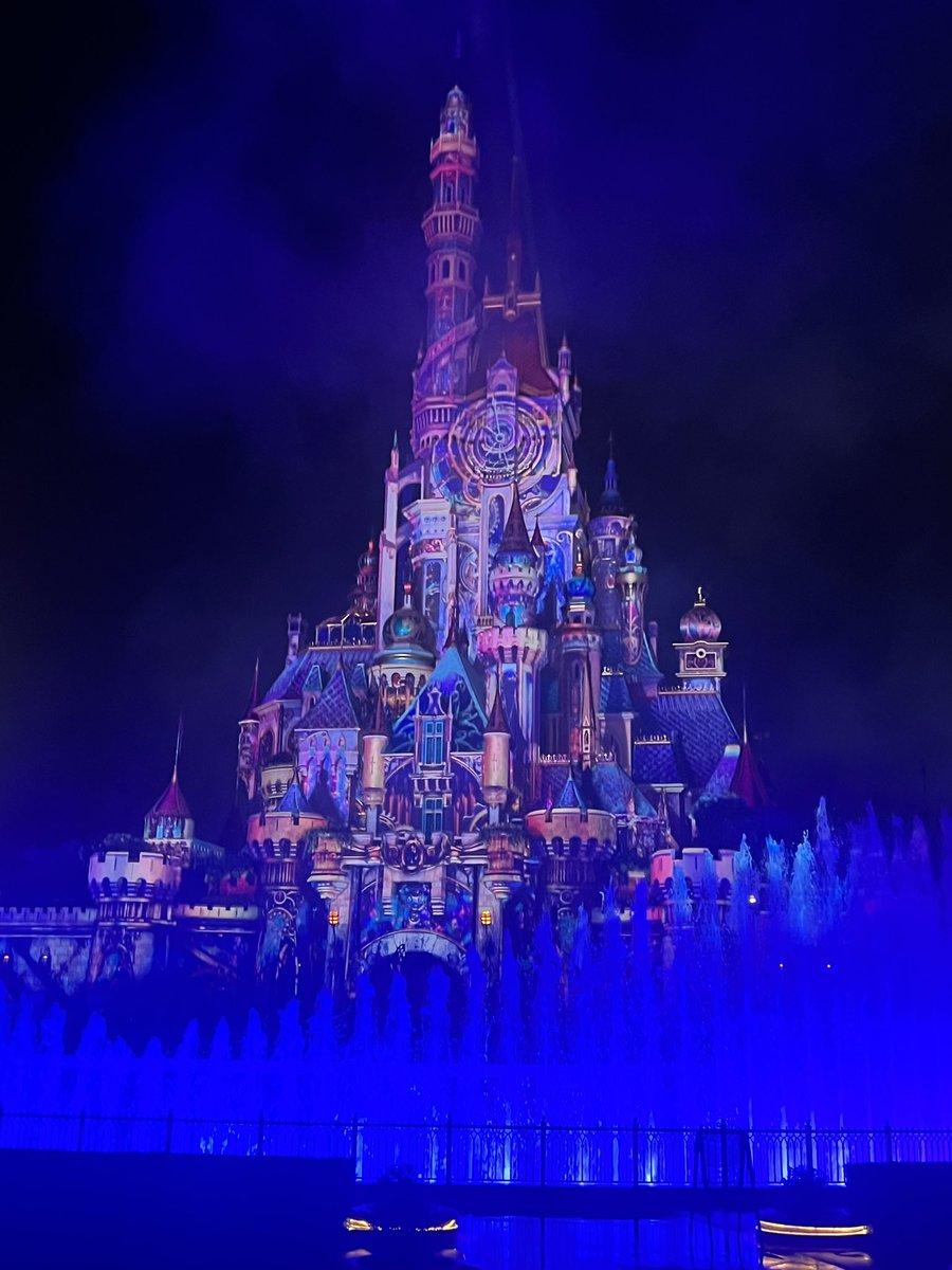 aurianashih's tweet photo. HK Disneyland 🌹 https://t.co/z3sLDIXWTW