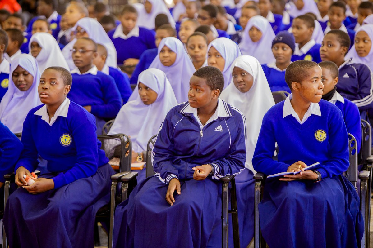 Vijana wakifuatilia mada kuhusu fursa za ujasiriamali na ubunifu wa kidigitali kutoka kwa vijana wenzao ambao wanajishughulisha na sekta hizo wakati wa kongamano la vijana jijini Dodoma.