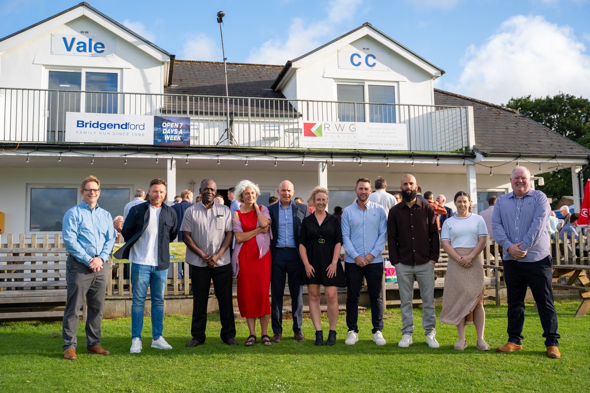 Gareth50Andrews's tweet photo. Last Fri @valecricket hosted a dinner to support @CCT2024  @Cooky_24 kindly invited @Tammy_Beaumont @Ian_Bell &amp; @MoeenaliAli to join us. @JohnP_Davies was our MC. Thanks to @BridgendFord for sponsoring. Highlights  https://t.co/4UrnlscQGg  @SEWCLeague @CricketWales @GlamCricket https://t.co/5n6ANjGeoM