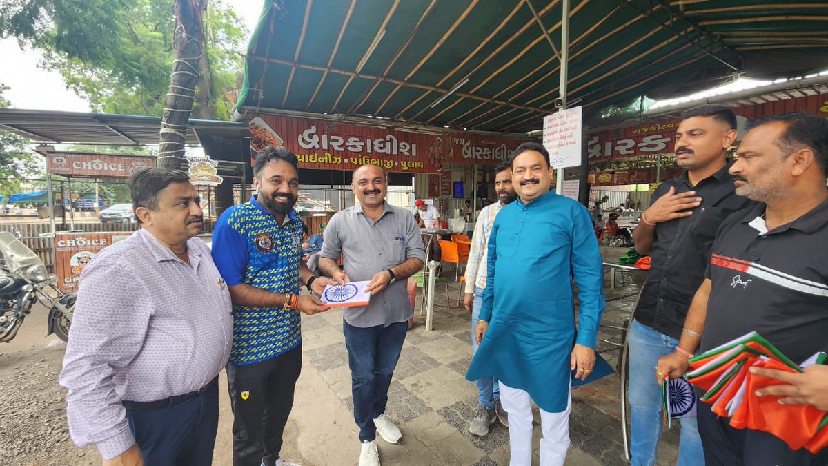 MarutisinhAtod3's tweet photo. હર ઘર ત્રિરંગા અભિયાન હેઠળ ટીમ ભોલાવ ભાજપ દ્વારા ત્રિરંગા નું વિતરણ કરવામાં આવ્યું હતું.
#HarGharTiranga https://t.co/6h5JkxkLFg