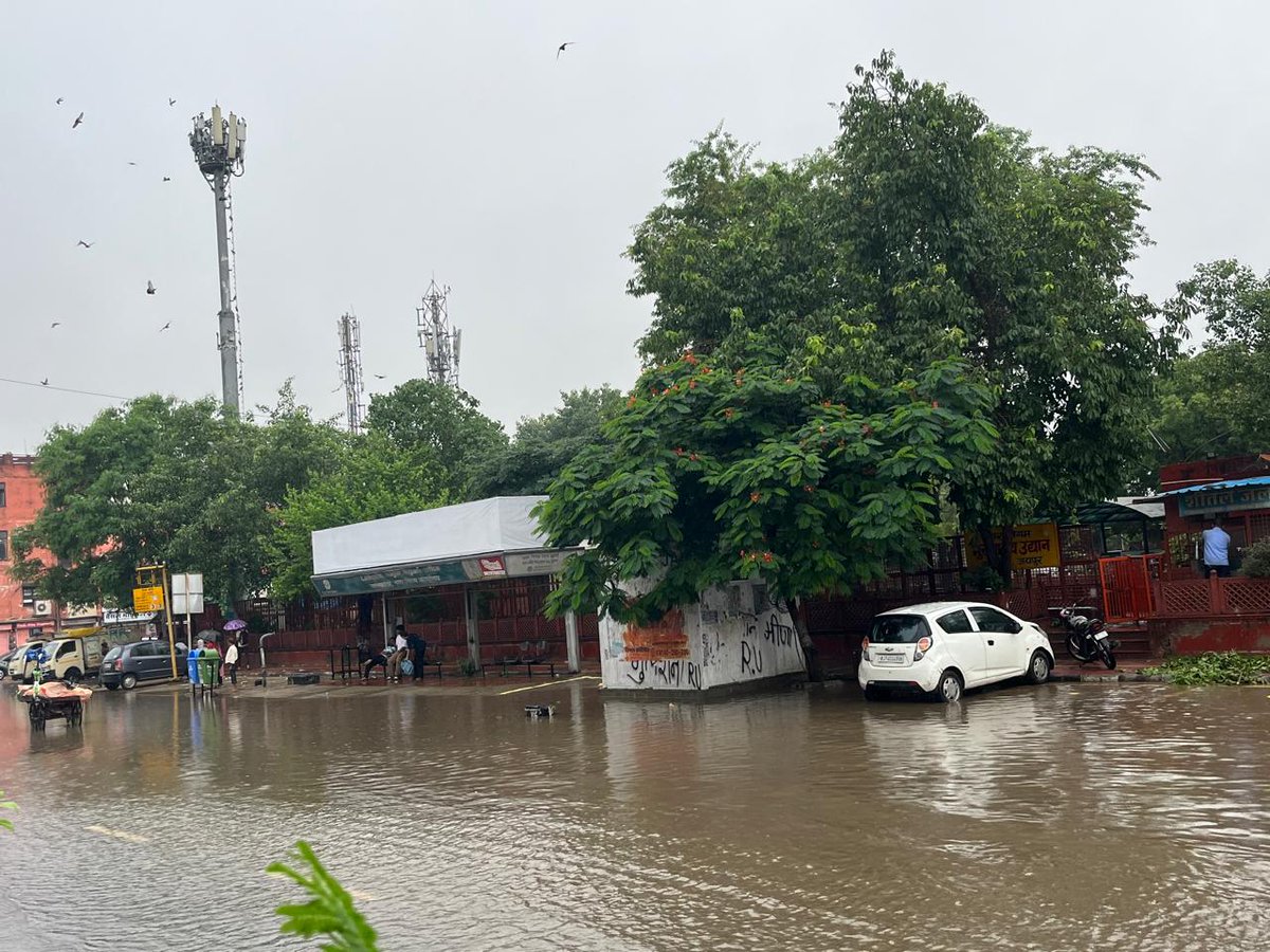 journalist_ML's tweet photo. बारिश में निगम की खुली पोल..। ग्रेटर निगम मुख्यालय के बाहर टोंक रोड पर भरा पानी.!! https://t.co/ND0rov9fs0