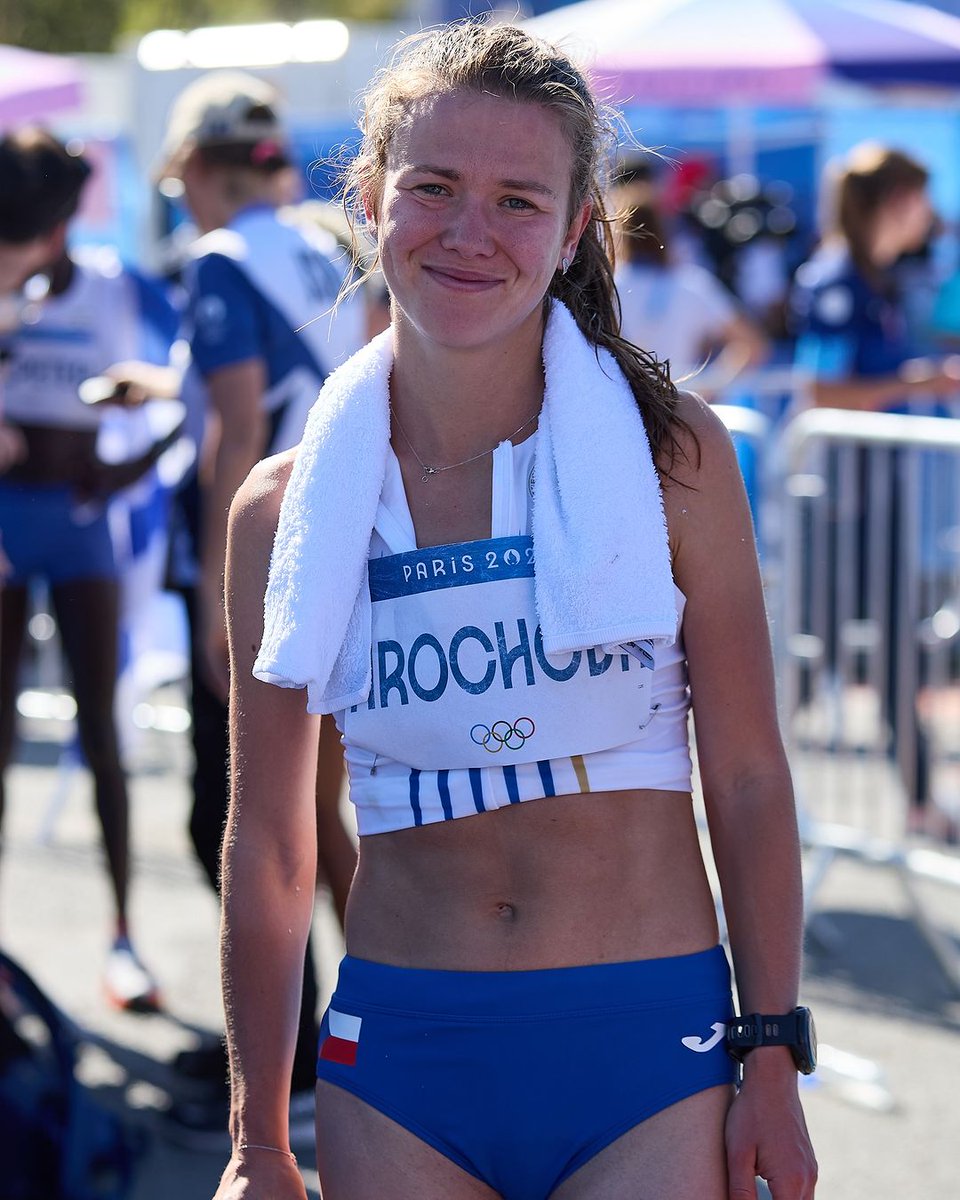 Terka Hrochová, naše nová maratonská jednička a pro mě největší hrdinka.

Na minulých OH zkolabovala ráno před startem z nedostatku cukru. Na ME jí svazový kouč nedokázal předat pití. Na limit pro Paříž potřebovala osobák, klíčový kvalifikační závod jí propršel.

Teď vše vyšlo 👌