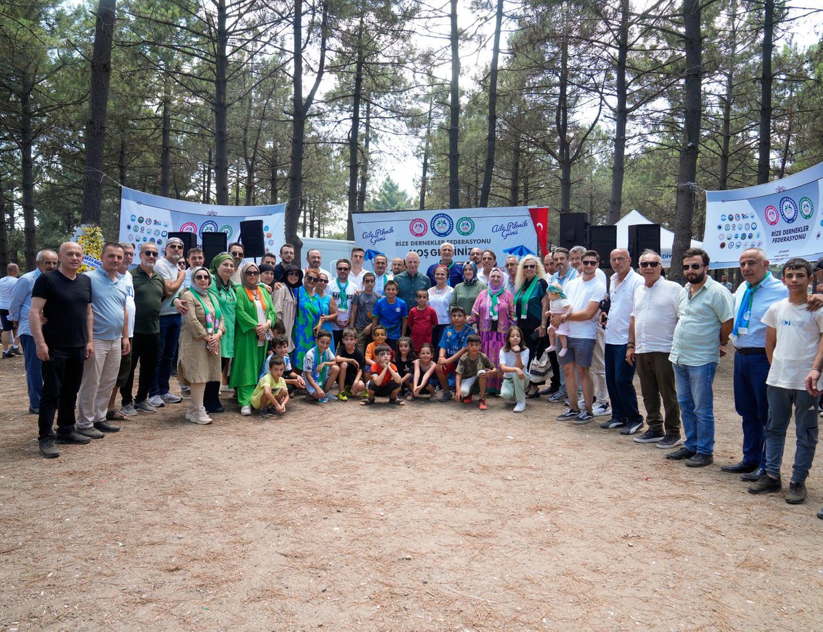 TC_istanbul's tweet photo. Valimiz Davut Gül, etkinlikte Rizeli ailelerle bol bol fotoğraf çektirerek sohbet etti.
 
@gul_davut 
@ridefist 

 📍Sultangazi Kent Ormanı 🌳 https://t.co/NbVcrXyRAX