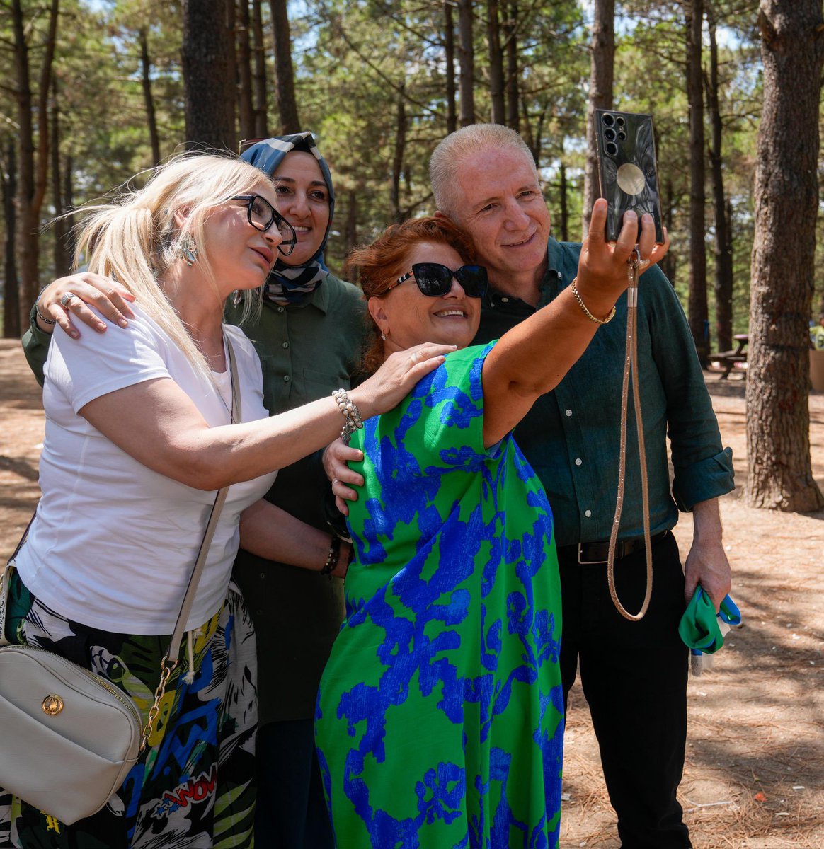 TC_istanbul's tweet photo. Valimiz Davut Gül, etkinlikte Rizeli ailelerle bol bol fotoğraf çektirerek sohbet etti.
 
@gul_davut 
@ridefist 

 📍Sultangazi Kent Ormanı 🌳 https://t.co/NbVcrXyRAX