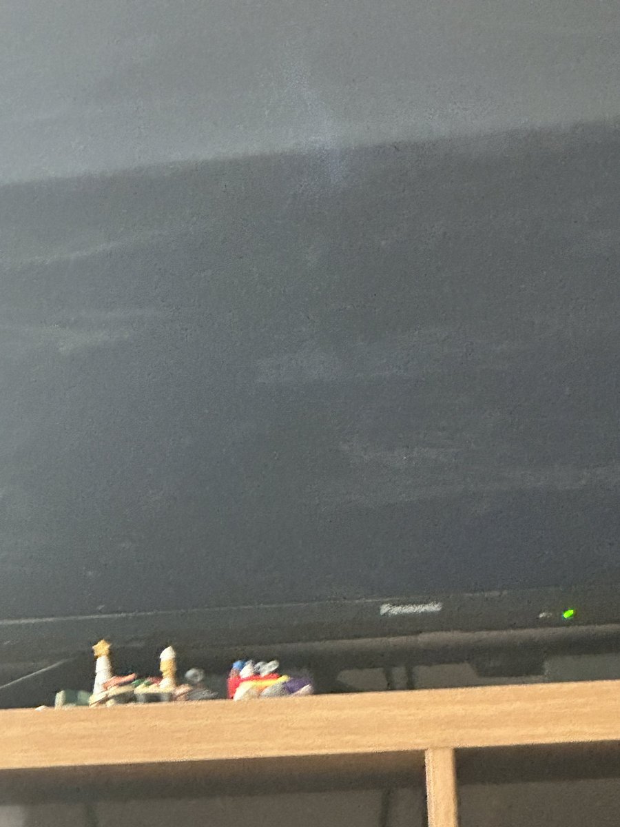 BossLRocks's tweet image. Spending the day watching rings of power #LOTR honestly we are 😂 here’s to daytime TV watching 🙄 @PhillShaw