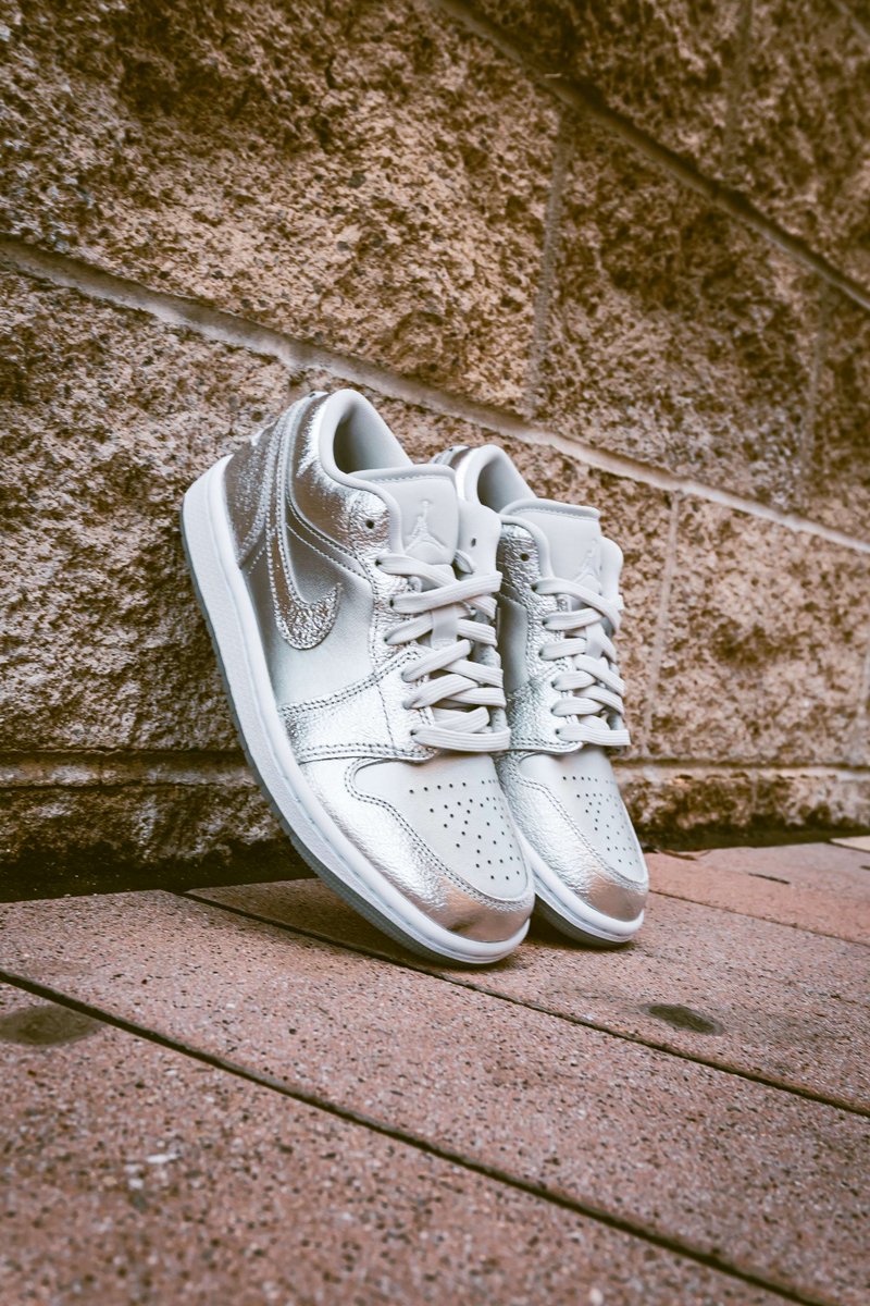 SOLELINKS's tweet photo. Ad: Women's Air Jordan 1 Low SE 'Metallic Silver' on sale for $93.75 + FREE shipping, use code FALL25 => https://t.co/v64yX2z0Db https://t.co/p68yRWFqp5