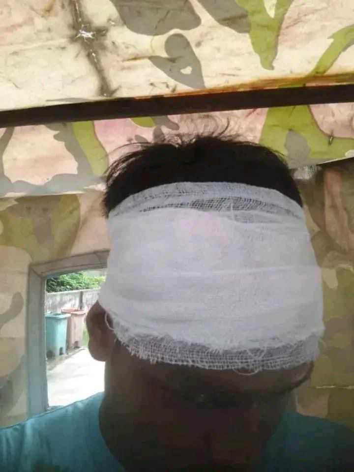 HinduVoice_in's tweet photo. Sad news coming in from the #Lalmonirhat district of Bangladesh 

Today, Hindu minorities are protesting in #Lalmonirhat.

Islamists from a building started pelting stones. 

Many Hindu youths are injured in the attack. 
#SaveBangladeshiHindus https://t.co/aS3fbcN9hI