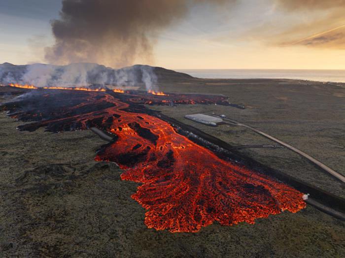 NTU Singapore (@ntusg) on Twitter photo Volcanologists #NTUsg Assoc Prof Susanna Jenkins from <a href="/EOS_SG/">Earth Observatory SG</a> and Dr Elinor Meredith, Research Fellow from <a href="/FacultyITC/">Faculty ITC | University of Twente</a> at the University of Twente, talk to MoneyFM about their extensive study on the frequency and severity of lava flow impact events and how they affect Volcanologists #NTUsg Assoc Prof Susanna Jenkins from <a href="/EOS_SG/">Earth Observatory SG</a> and Dr Elinor Meredith, Research Fellow from <a href="/FacultyITC/">Faculty ITC | University of Twente</a> at the University of Twente, talk to MoneyFM about their extensive study on the frequency and severity of lava flow impact events and how they affect