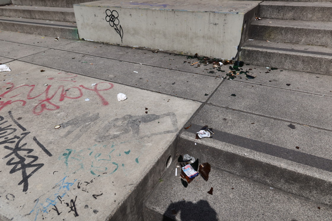 LuisenstadtF's tweet image. Für #Spaziergänge an der #Oberbaumbrücke empfehle ich Sicherheitsschuhe. #Glasscherben