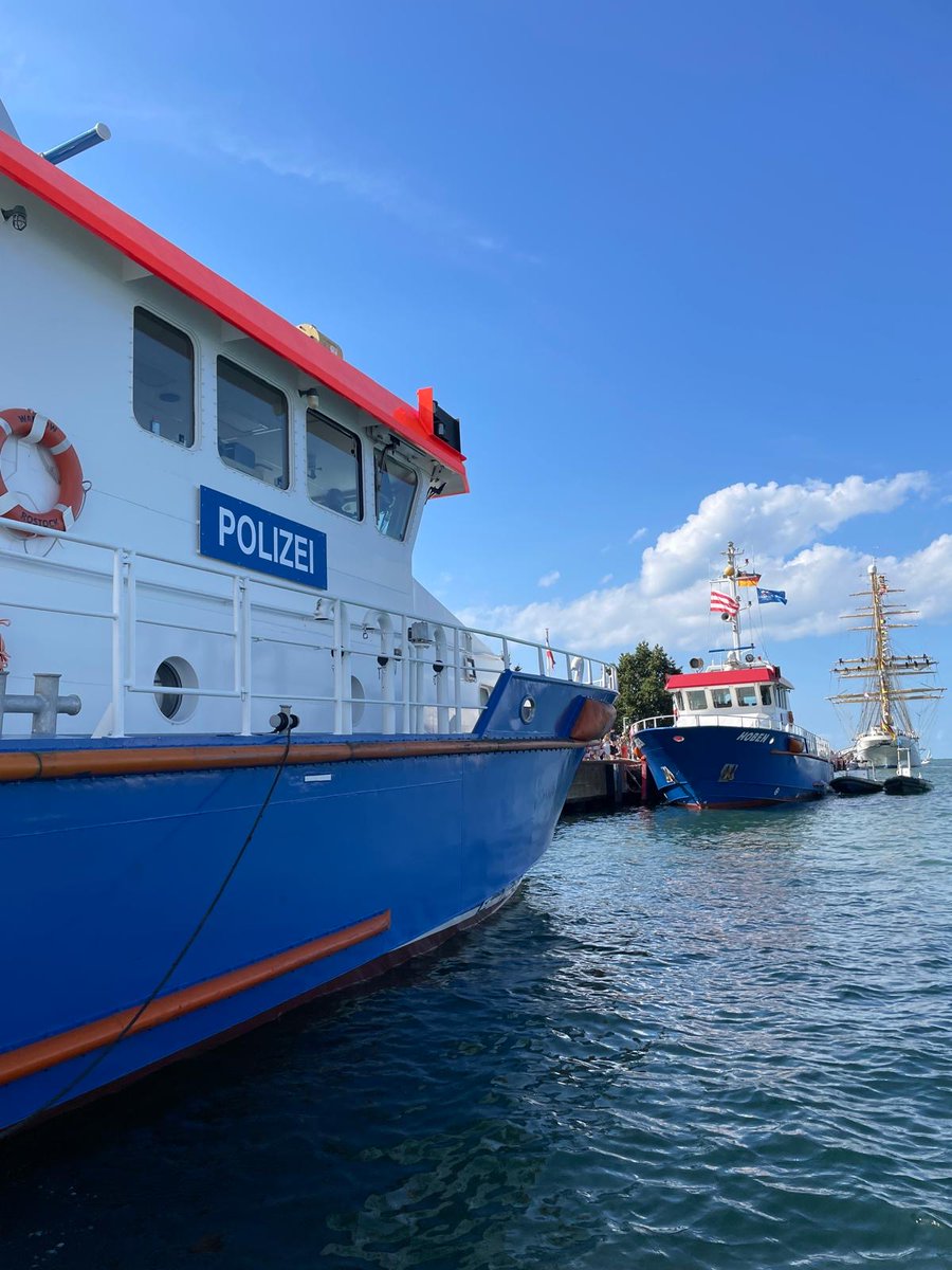 Polizei_MV's tweet photo. #Hansesail #Warnemünde
Auch heute wieder viel los auf #Ostsee & #Warnow - unsere Kollegen von der Wasserschutzpolizei haben den Schiffsverkehr fest im Blick.
#PolizeiMV #PolizeiHRO https://t.co/roMuCsdicD
