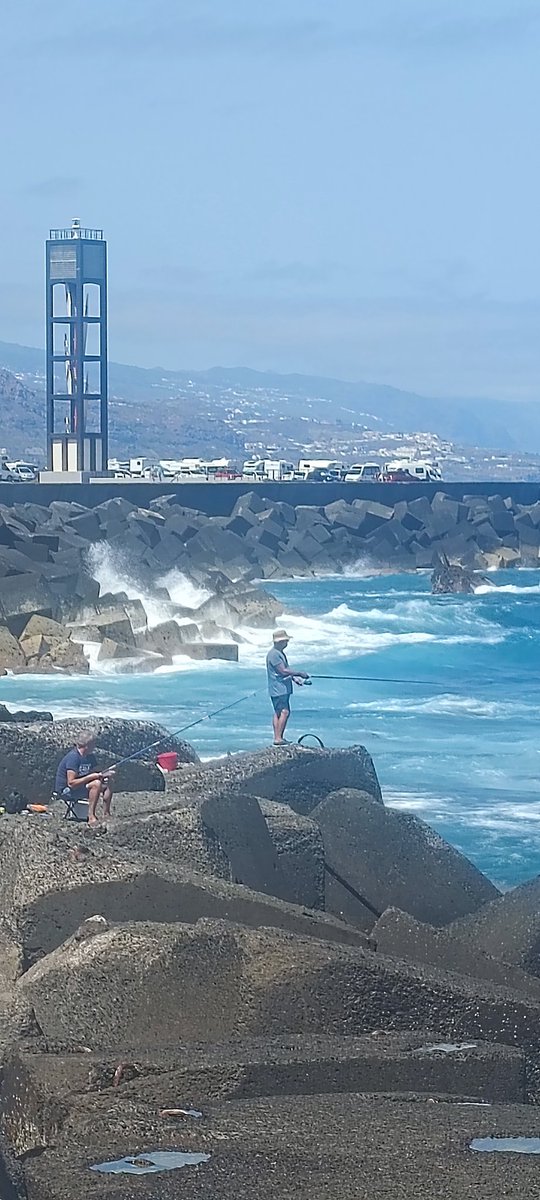 alf_runner's tweet photo. Domingo 11 de Agosto mi Happy cumpleaños 🥳 con esta foto dominguera el faro de Puerto la Cruz y sus Portuenses en sus faenas de 🎣🦦 
#puertodelacruz #elfaro #portuenses #pescadores #muelle #muelledepuertodelacruz #photography #photomovil https://t.co/bTsdV2W8kw