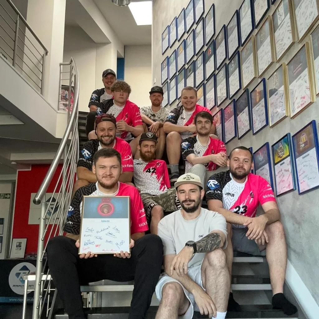 Rapid_Lan's tweet image. Danke an die Community "LypyEu" für den jetzt dritten Besuch bei uns im Rapid Lan Haus.😊

Ganze acht Tage haben die Jungs bei uns Lan Party Urlaub gemacht. 

Damit Glückwunsch zum verdienten Goldenen Rahmen an unserer Wall of Fame.🥳

rapidlan.de