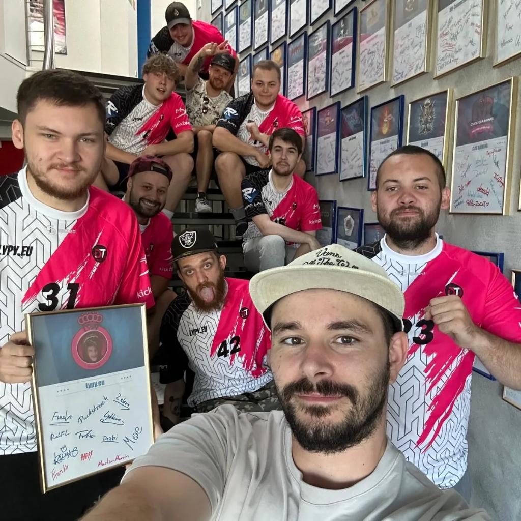 Rapid_Lan's tweet image. Danke an die Community "LypyEu" für den jetzt dritten Besuch bei uns im Rapid Lan Haus.😊

Ganze acht Tage haben die Jungs bei uns Lan Party Urlaub gemacht. 

Damit Glückwunsch zum verdienten Goldenen Rahmen an unserer Wall of Fame.🥳

rapidlan.de