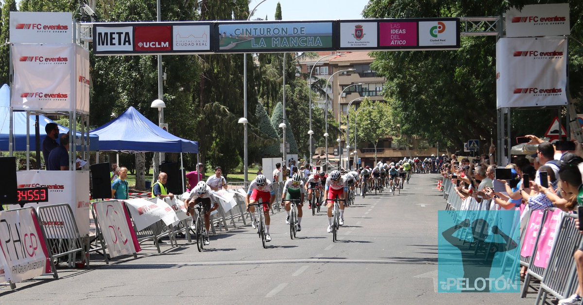 #CinturónDeLaMancha: imagen del esprint con triunfo de Ricardo Zurita <a href="/GsportTeam/">High Level-Gsport</a> por delante de los hermanos Bessega @PoltiKometaDEV.

📸 <a href="/AlvaroCycling/">Álvaro García</a>.