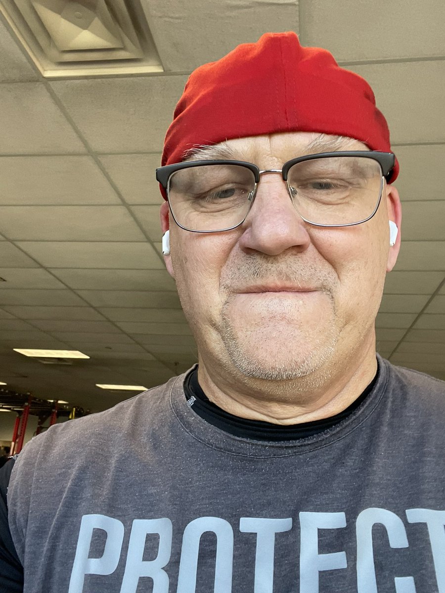 CoachFreier's tweet image. Off-season Surge Workout #2: 6x4mn Eliptical; SpiderCurls/InclineKickBacks; FitBallCrunch/AirSquat; Preacher Curl/BenchDips; LegPress/CblTorsoRotations; DBRvsCurl/TriPDowns; LegExtension/AirSquat; DBFrontRaise/CblRvsFly; Finisher: PlateRsisePyramid.  #commit2prepare @FHS_tigersfb