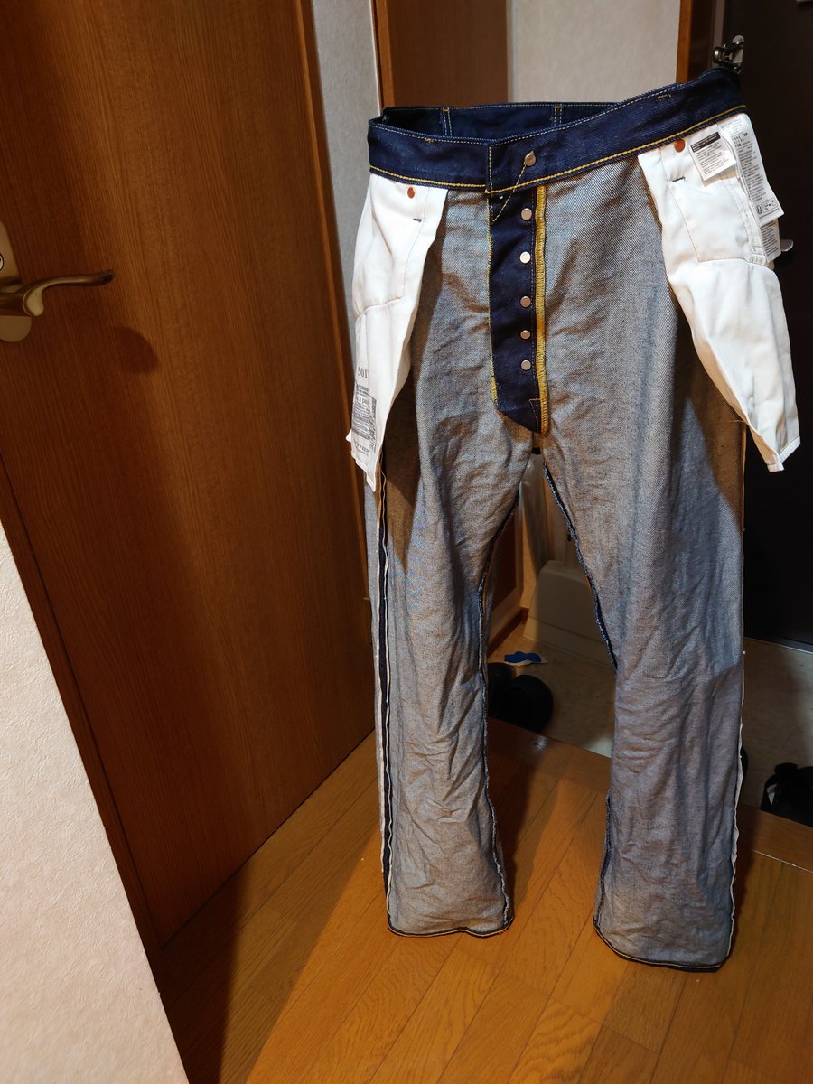 tefutehu's tweet image. はい。その後洗濯機で水洗いし、乾燥も完了しました。
自立します。その姿勢見習いたい。
これにて生デニム糊落とし終了。
後は履くだけなんだが、暑いので当分お預けです。
それにしても面倒。生デニム、二度と買わない。
 #levis #levis501 #生デニム #リジッドデニム #糊落とし