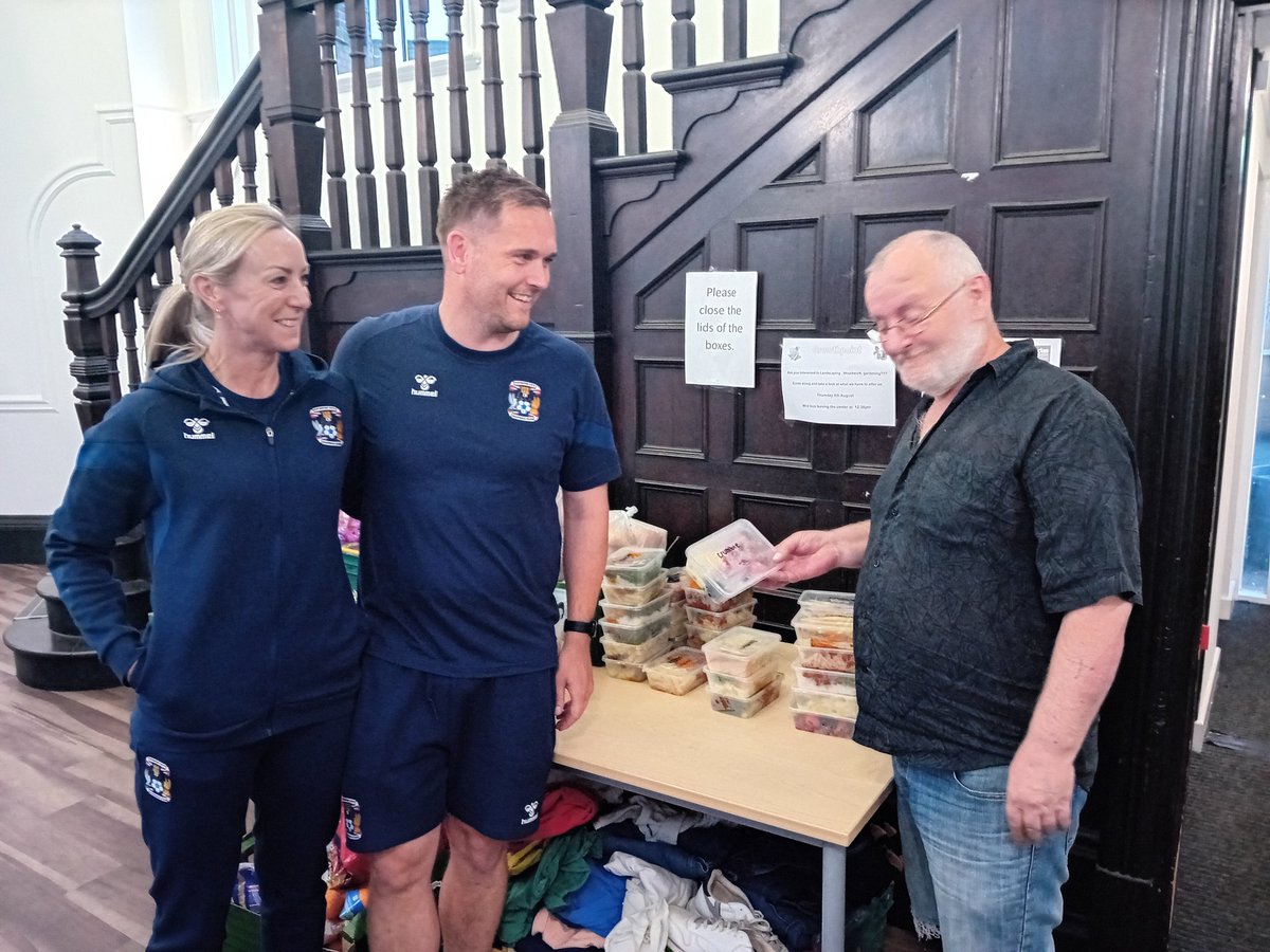 LouMacari10's tweet image. Thanks @Coventry_City for this food from their evening meal ahead of their match at Stoke. Like @BristolCity they are doing this before all their away games. Pictured with our resident Neil is performance director Claire-Marie Roberts and Head of sports science Adam Hearn 👏 👍