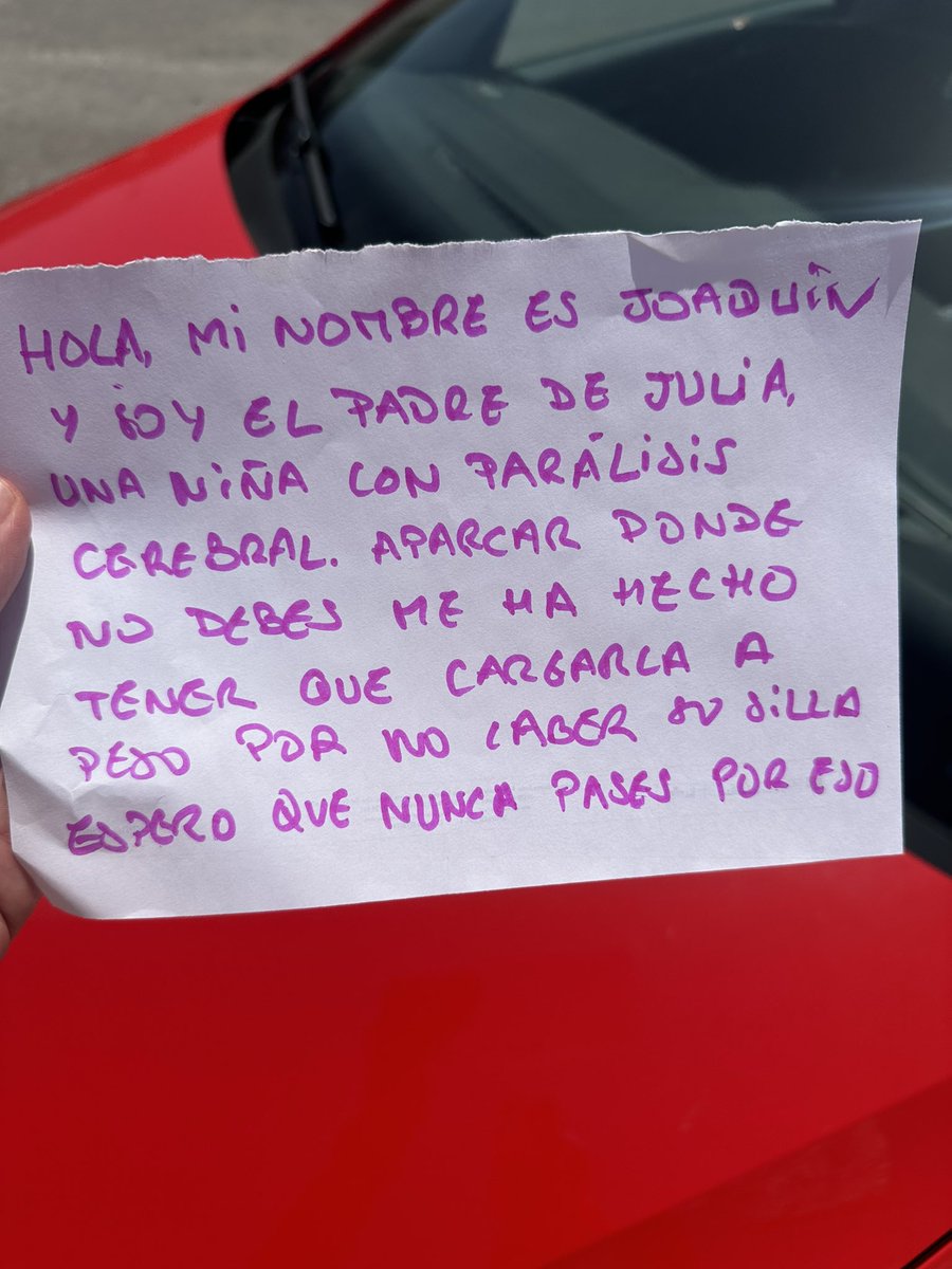 Pero por qué leches tengo yo que sentirme culpable de avisar a policía  porque me pongan un coche en la puerta de casa que la he adaptado y está señalizada con línea amarilla y tenga que cargar a Julia porque la silla no quepa?es que mira que soy tonto leches
