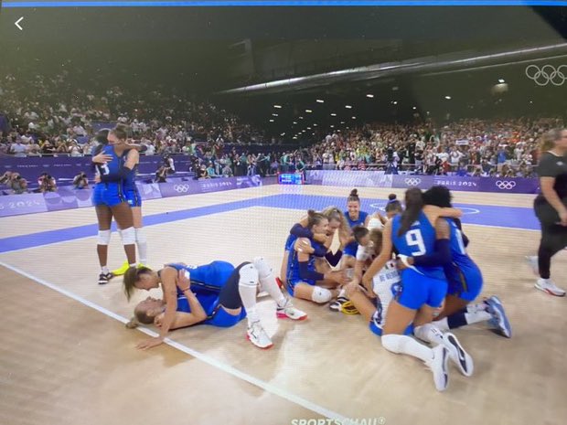 Le ragazze d’oro dell’#italvolley hanno stravinto con una grinta spaventosa! Non ce ne era per nessuno!!! Grandissime tutte♥️ Con Velasco, nella storia!!!!