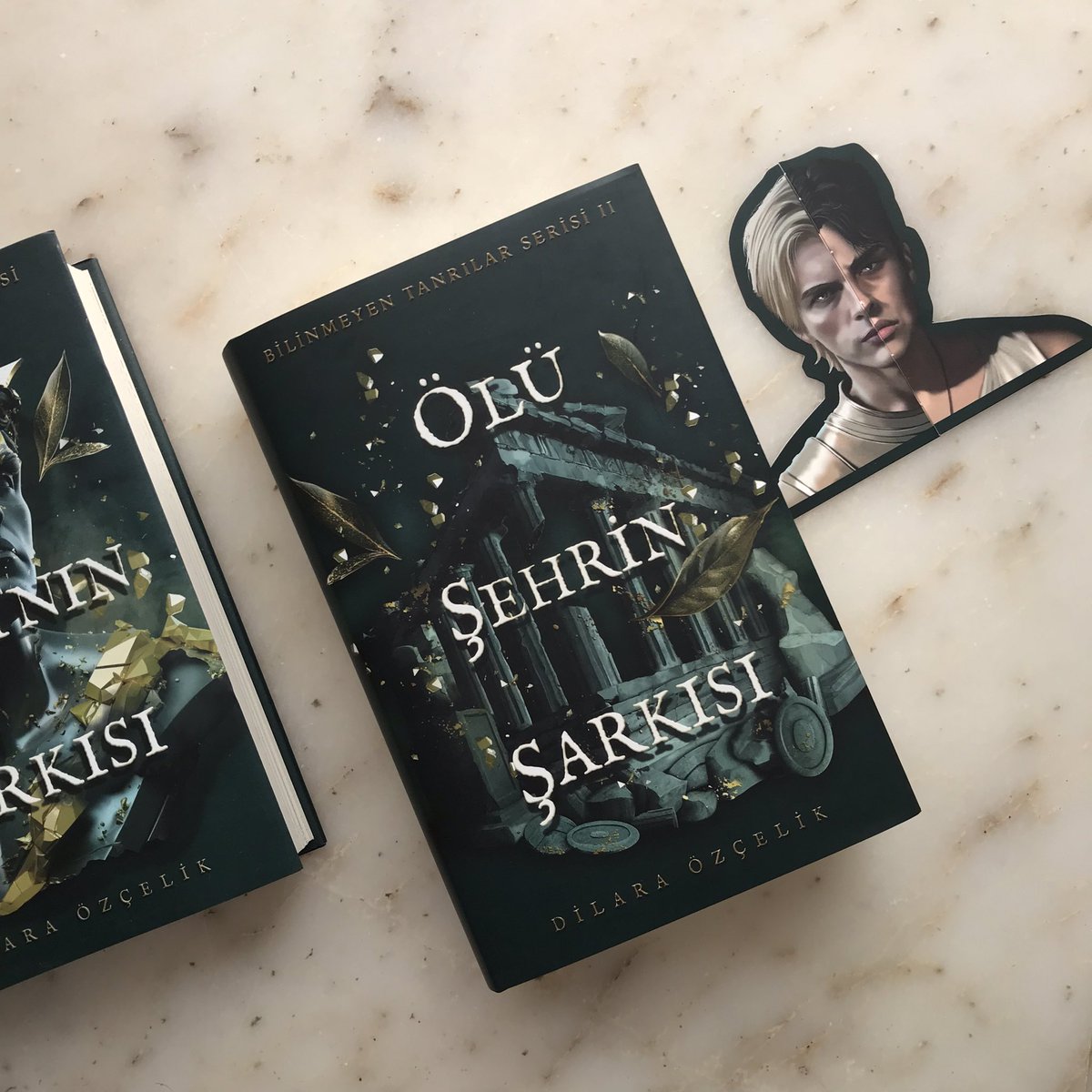 O zaman hafta sonunu Ölü Şehrin Şarkısı ile güzelleştirmeye başlıyorum😻 Kitabı okumak için çıldırıyorum zaten ama 500lü sayfaların birinde beni bir şok bekliyormuş. Bir süre ortalarda olmazsam sorumlusu ektedir🫠

<a href="/ozcelikdilaraa/">Dilara Özçelik</a> 🍃 <a href="/renkitap/">Ren Kitap</a>