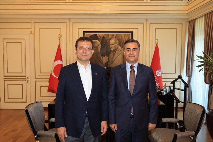 nedimsener2010's tweet photo. “PKK sizi tükürüğü ile boğar” diyen PKK/DEM Van belediyesi başkanı Abdullah Zeydan ile makamında poz veren, alçak “apo” nun heykelini dikecek PKK/HDP’li Demirtaş’ın siyasetini beğenen, tüm siyasi hedefini PKK/DEM’in desteğine bağlamış Ekrem İmamoğlu, PKK’nın katlettiği Eren ile ilgili mesajı da ihmal etmemiş. 
Her kılığa girerim demiş yine